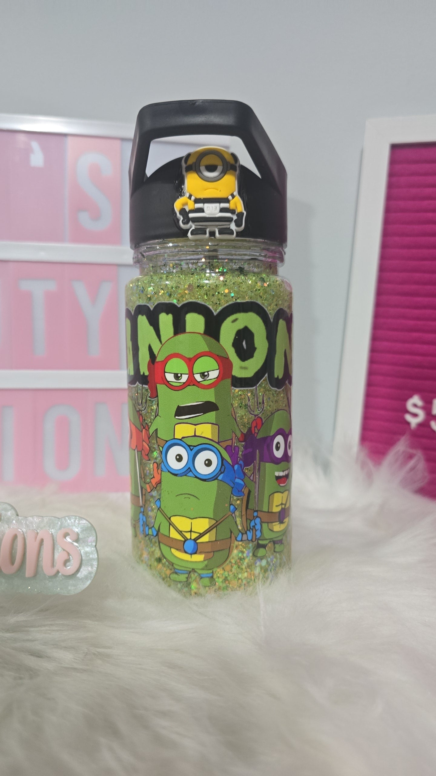 Botella de agua infantil Minions con forma de bola de nieve.