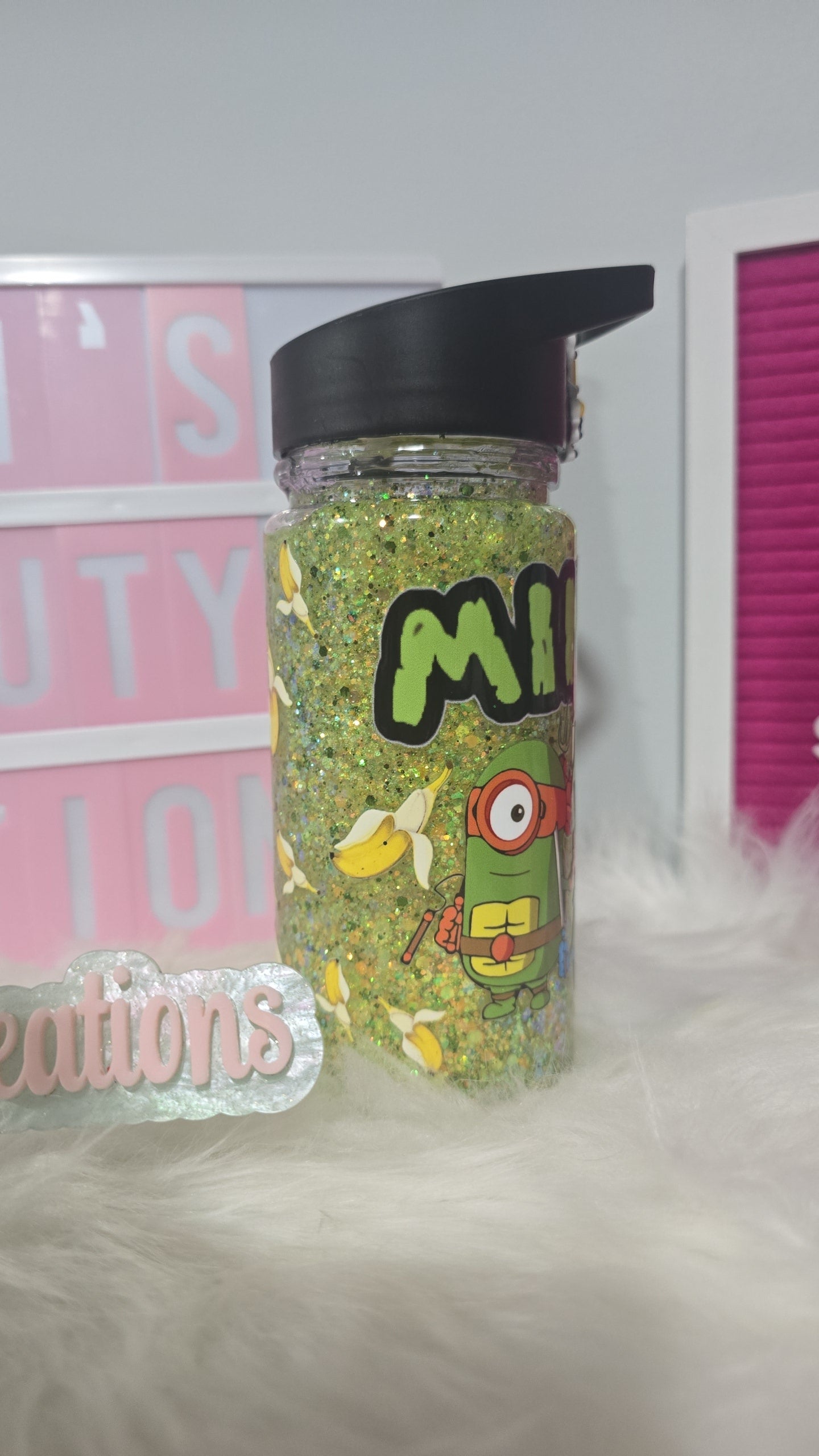 Botella de agua infantil Minions con forma de bola de nieve.